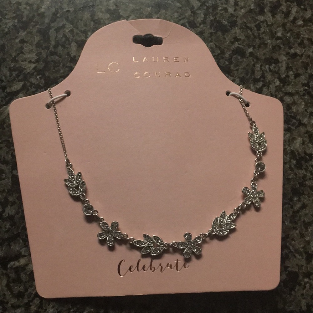 🆕 LC Flower & Leaf Necklace - Picture 2 of 3